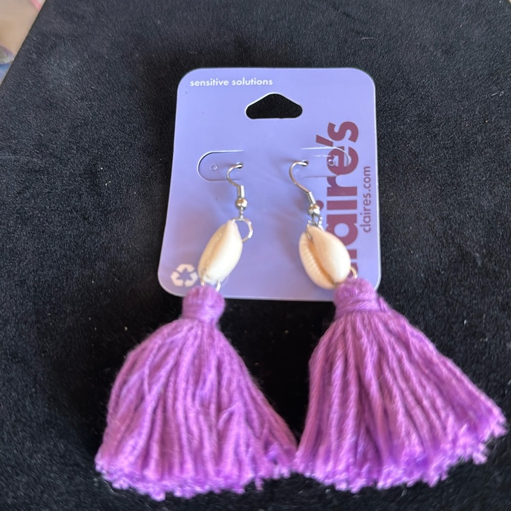 E020 ❤️ NWT Claire’s Shell With Purple Tassel Dangle Earrings